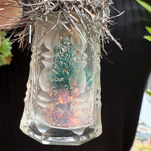 ⭐️Adorned Crown Jewelry assemblage vintage salt shaker Christmas tree necklace 2 - Picture 4 of 10